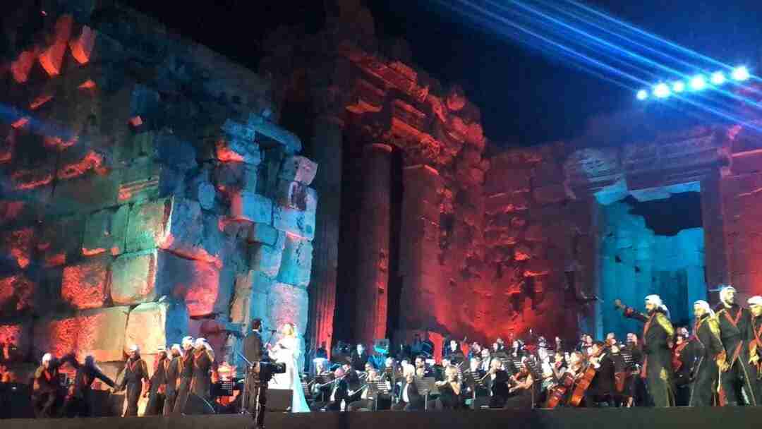 معبد باخوس يستعيد زمن العمالقة مع الفنانة سمية البعلبكي في مهرجانات بعلبك