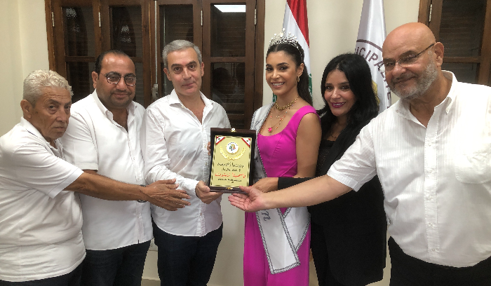 بلدية صور تكرم ابنتها ملكة جمال لبنان