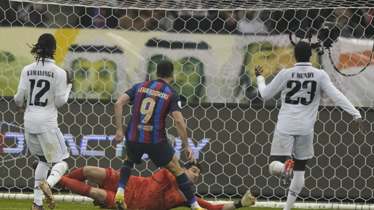 برشلونة يسحق ريال مدريد ويفوز بكأس السوبر