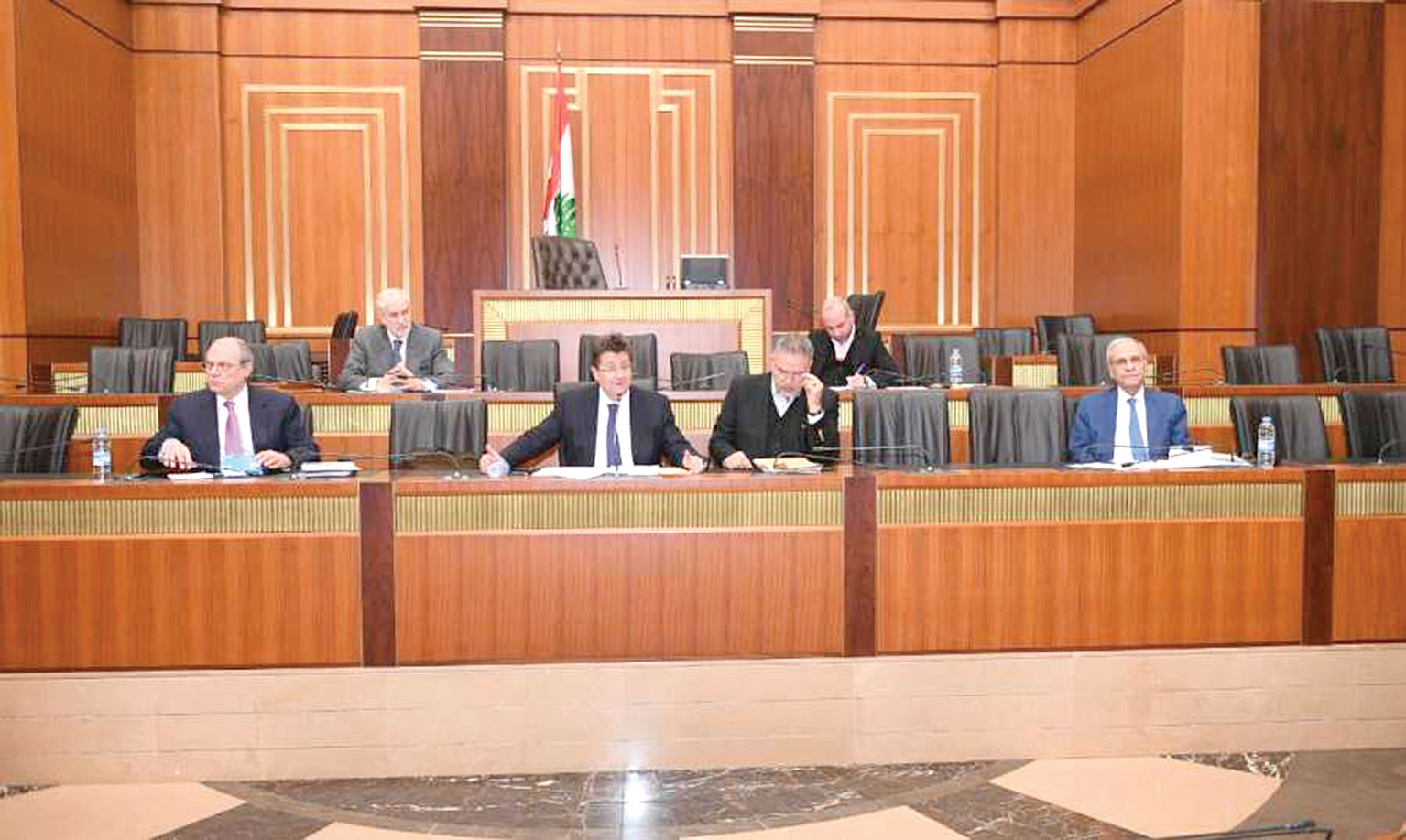 لجنة المال تطالب بالأرقام وإعادة حقوق المودِعين
