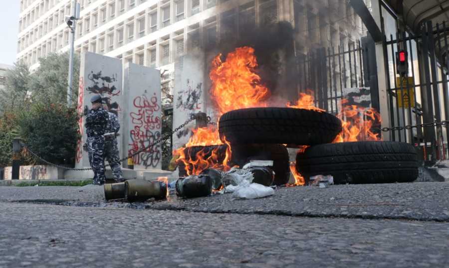 التعدّيات على المصارف تعود إلى واجهة الأحداث... ما الرسالة؟