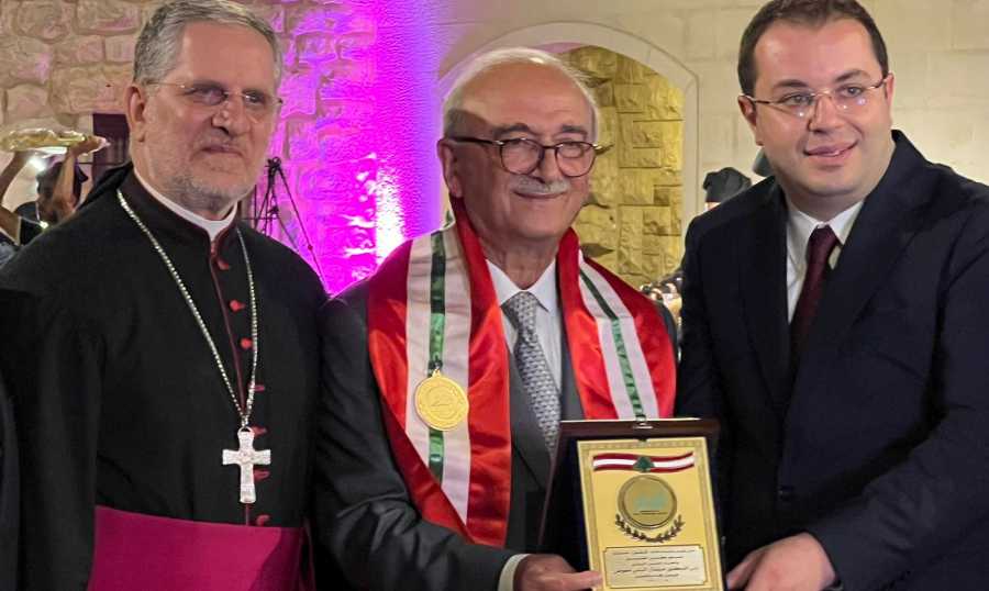 رئيس بلدية بلاط - قرطبون ومستيتا يُكرم رئيس الجامعة اللبنانية الاميركية