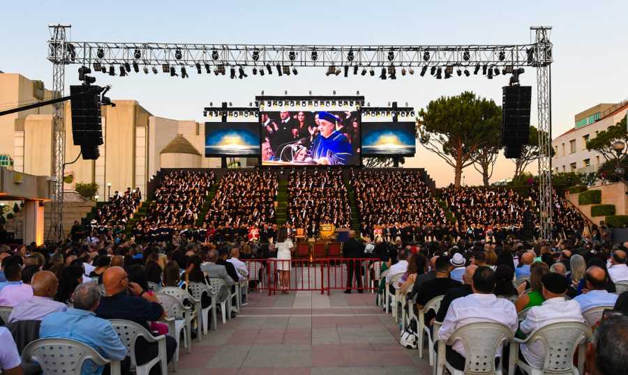 الأب الخوري خلال حفل تخرج طلاب جامعة سيدة اللويزة: أنتُم صمّامَ الأمانِ للبنانَ جديدٍ
