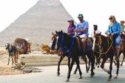 مصر تستقبل 8.7 مليون سائح بنمو 24% في النصف الأول