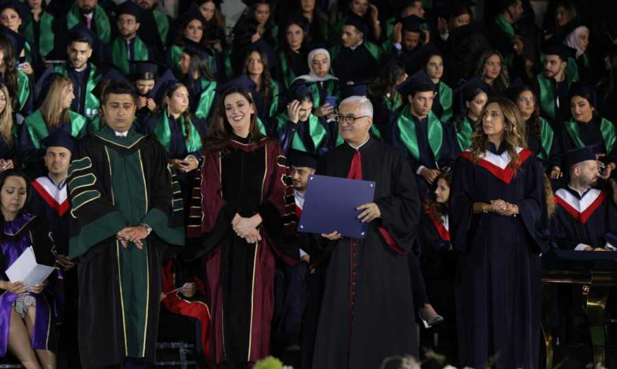 جامعة الحكمة تحتفل بتخريج طلابها في حرم الأشرفية