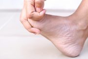 لماذا تحدث تشنجات الساق ليلا؟
