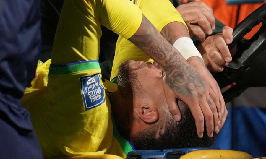 الهلال السعودي يعلن إصابة نيمار بقطع في الرباط الصليبي
