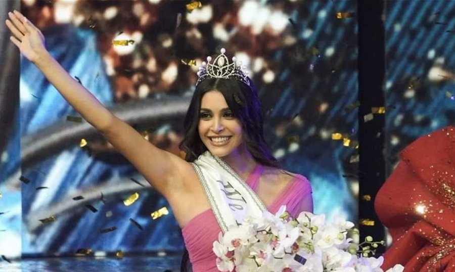 ياسمينا زيتون بالزي الوطني اللبناني في Miss World: 