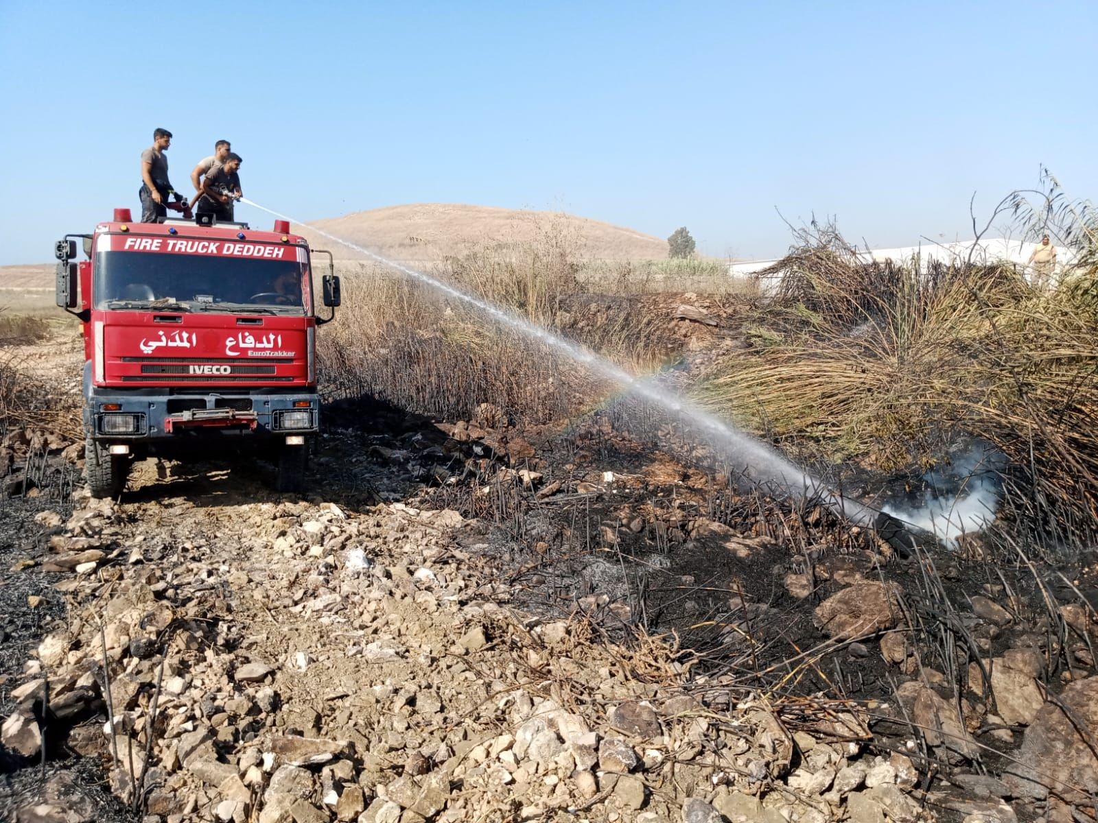 اخماد نيران اندلعت بمحاذاة مرفأ طرابلس