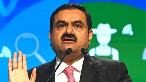ملياردير هندي يواجه تهم رشوة واحتيال في أميركا.. وسهم شركته يهبط 19%