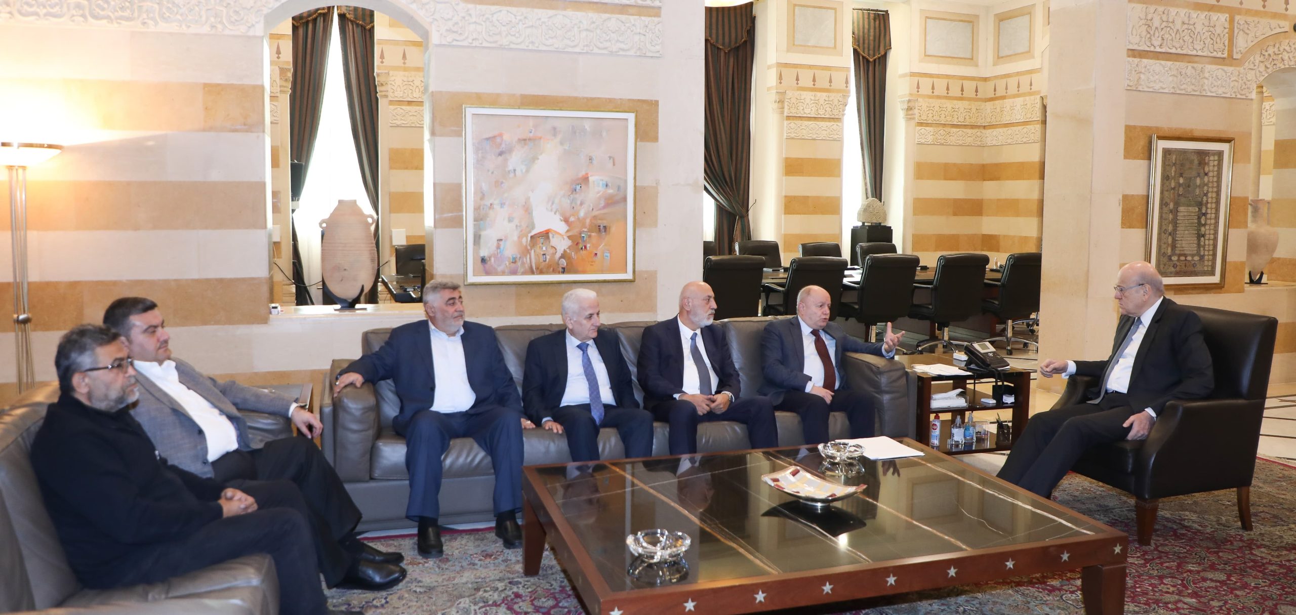 الأسمر يذكّر من السراي بالزيادات المقترَضة على رواتب القطاعَين العام والخاص