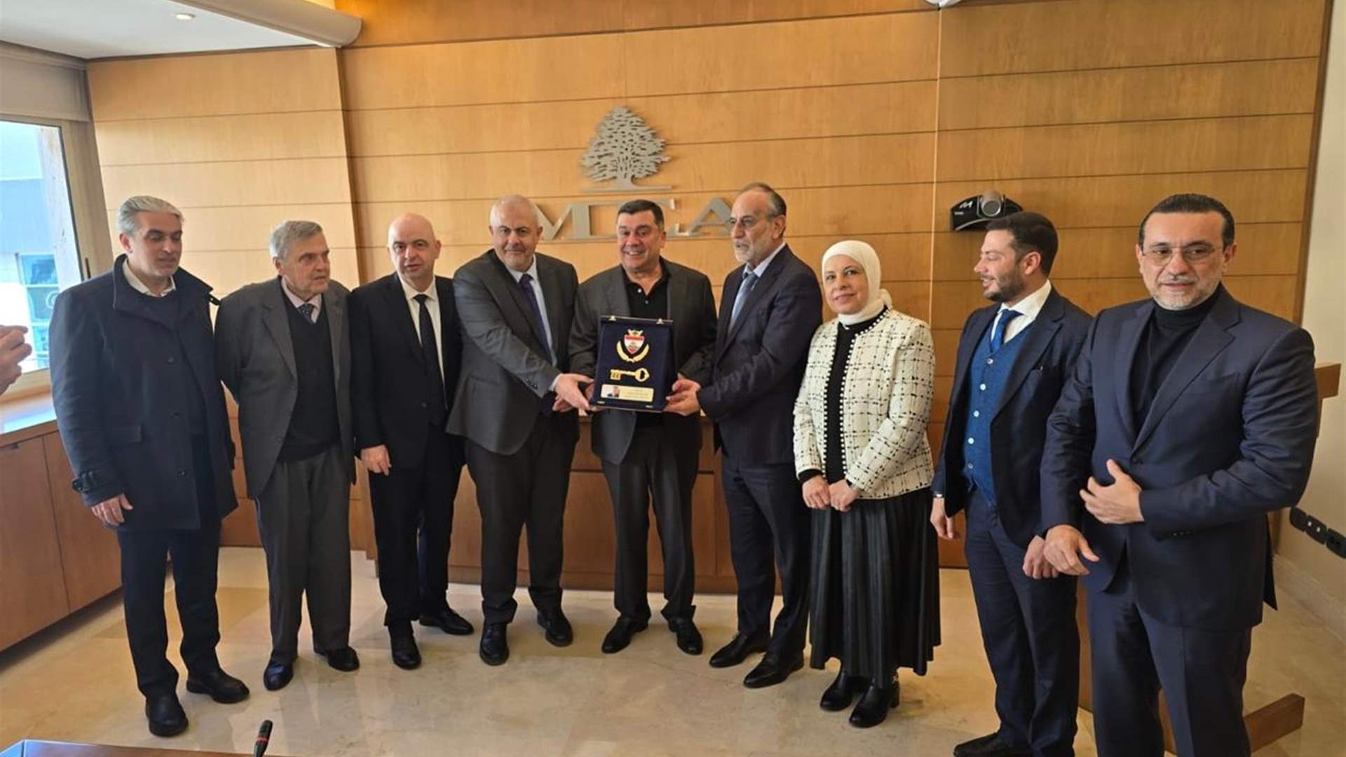 درع بلدية بيروت لمحمد الحوت تقديراً لجهود الـ