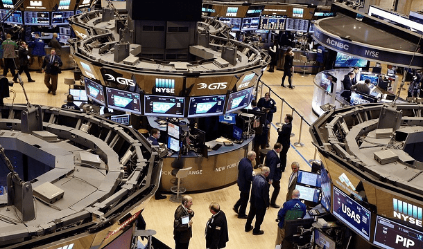 الأسهم الأميركية تنخفض لأدنى مستوى منذ نوفمبر بسبب الحرب ومشاكل الائتمان