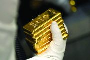 الذهب يتراجع عن أعلى مستوى له على الإطلاق في المعاملات الفورية