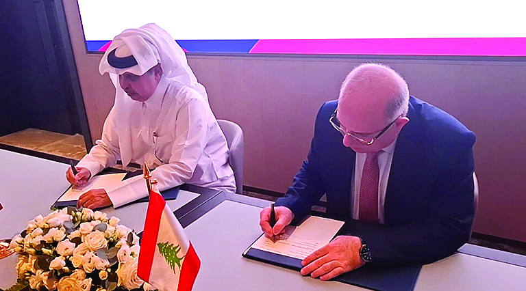 وزير العمل يوقع اتفاقية تعاون مع “جسور” القطرية لحلول القوى البشرية