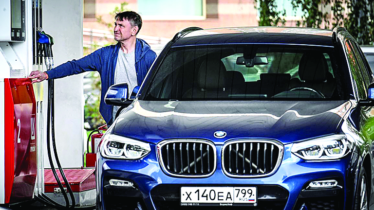  موسكو: أزمة نقص البنزين ستُحل قريباً بعد ارتفاع سعر الوقود في المحطات