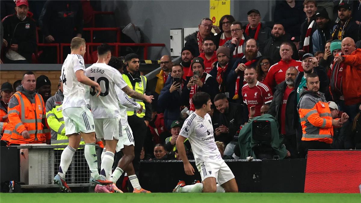 قمة الدوري الإنكليزي لكرة القدم تنتهي بهزيمة ليفربول أمام مانشستر يونايتد
