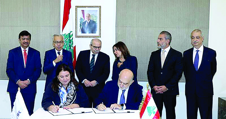 سلام يستقبل نائب رئيس البنك الاقليمي.. وتوقيع اتفاقيات مع مؤسّسة التمويل الدولية