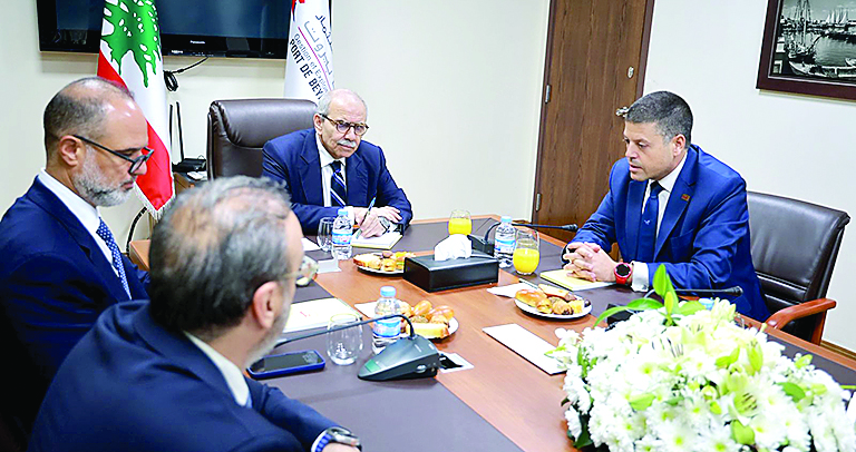  سلام يزور مرفأ بيروت ويترأس مجلس إدارته الجديد والنفّي يقدّم له نسخة من الفرمان العثماني تقديراً لدعمه