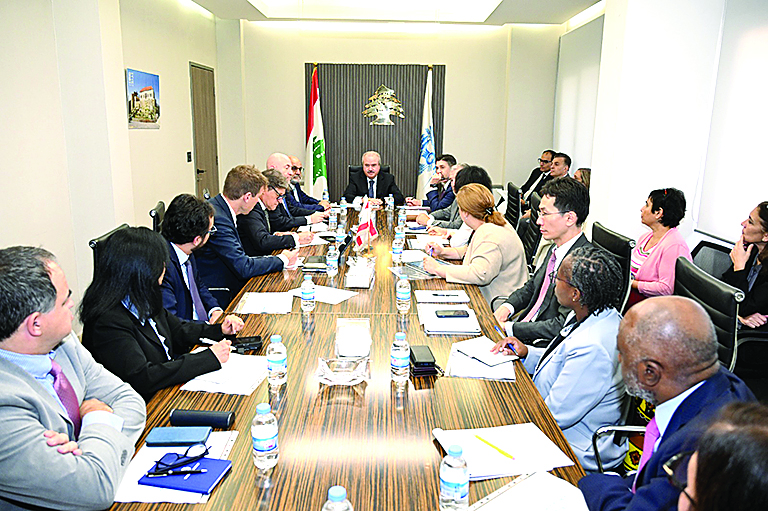 وفد من كبار المسؤولين في البنك الدولي يستهل جولته باجتماع في وزارة المال