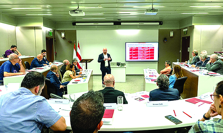 طاولة مستديرة حول 