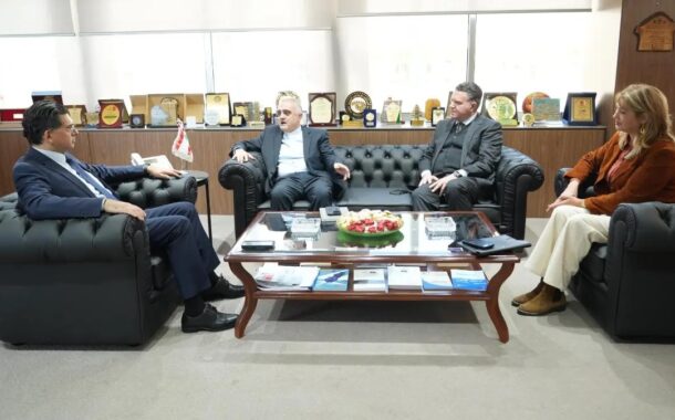 وفد جامعة سيدة اللويزة عرض التعاون مع وزارة الاعلام