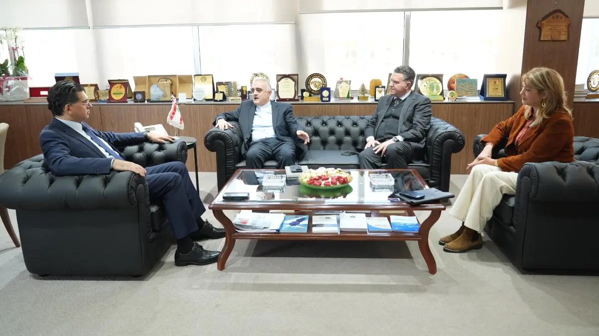 وفد جامعة سيدة اللويزة عرض التعاون مع وزارة الاعلام