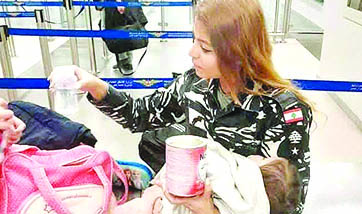 بعد إغماء والدتها.. معاون أول تحتضن طفلة في مطار بيروت
