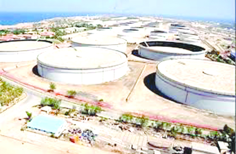 «مخنق التخزين»: إيران «تغرق» في نفطها وتلجأ إلى الصهاريج المتهالكة...