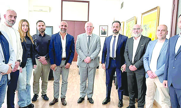 نقابة الخلوي تجتمع مع حيدر:  للإسراع في دفع التعويضات
