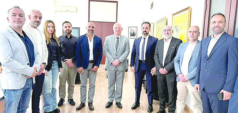 نقابة الخلوي تجتمع مع حيدر:  للإسراع في دفع التعويضات