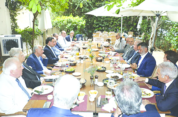لقاء حوار بين وزير المال و