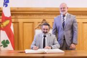 جورج خباز أوّل فنان لبناني يوقّع الكتاب الذّهبي لمونتريال